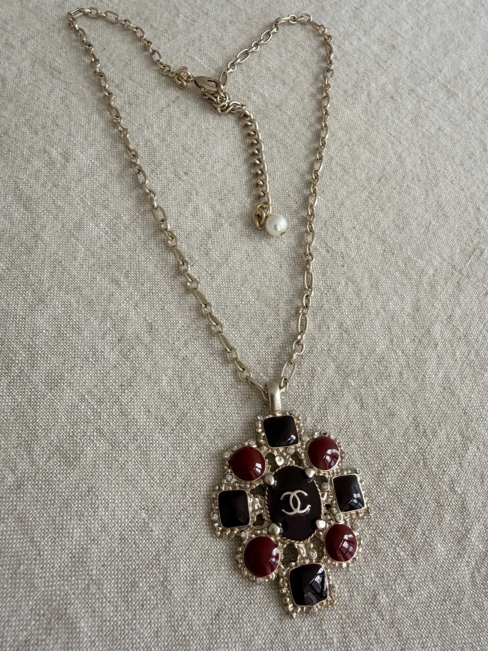 🍷CHANEL Gold-Tone Pendant Necklace with Black & Deep Red Enamels✨
